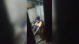 အိမ်လာလည်တုန်း ရေချိုးသွားတဲ့ မိန်းမသူငယ်ချင်း